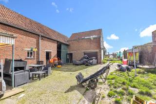 <p>Op een uitstekende ligging in Eichem, deelgemeente van Ninove, bevindt zich deze <strong>charmante landelijke eigendom met enorm veel potentieel</strong>, gelegen op een ruim perceel van maar liefst<strong> 44 a 10 ca</strong>. Ideaal voor renovatieproject, dierenliefhebbers of wie op zoek is naar wonen met ruimte en bijgebouwen. <strong>Hier geniet u van rust, ruimte en een groene omgeving</strong>, terwijl het centrum van Ninove zich op slechts enkele minuten bevindt. De woning zelf biedt<strong> een solide basis en kan volledig naar eigen smaak en wensen gerenoveerd worden.</strong> Op het gelijkvloers vindt u een gezellige leefruimte met een salon en een eetplaats, een keuken,<strong> een veranda</strong>, badkamer en berging. Op de verdieping bevinden zich een nachthal en <strong>drie slaapkamers</strong>. De aanwezige zolder biedt bovendien de mogelijkheid om extra kamers te creëren. Wat deze eigendom echt uniek maakt, zijn de<strong> talrijke bijgebouwen en de buitenruimte</strong>. Zo beschikt u over een binnenplaats, een ruime schuur en verschillende stallingen die zich perfect lenen voor opslag, een zelfstandige activiteit, hobby’s of het houden van dieren. De<strong> twee aansluitende weides</strong> maken het plaatje compleet en zorgen voor een uitzonderlijk gevoel van vrijheid en mogelijkheden.</p>