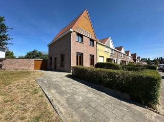 <p><span>Rustig gelegen, te renoveren, halfopen bebouwing met 3 slaapkamer op mooi perceel van 446m² met grote zonnige tuin, dichtbij winkels, school, openbaar vervoer en groen. De verharding links van de woning is geen oprit of doorrit voor wagen, het is een voetpad van de gemeente. Tuin wel te bereiken met poort voor fiets en dergelijke, niet voor wagen.</span></p><p><span> </span></p><p><span>Indeling:</span></p><p><span> </span></p><p><span>- 1 droge kelder</span></p><p><span>GLVL: voortuin, inkomhal, living, ingerichte keuken, badkamer met douche, toilet, veranda, berging, grote zonnige tuin met tuinhuis</span></p><p><span>+1:3 slaapkamers (6-9-16m²)</span></p><p><span>+ 2 zolderberging</span></p><p><span> </span></p><p><span>Troeven:</span></p><p><span> </span></p><p><span>+ rustige ligging</span></p><p><span>+ halfopen bebouwing</span></p><p><span>+ rolluiken op het gelijkvloers</span></p><p><span>+ dubbele beglazing</span></p><p><span>+ grote zonnige tuin</span></p><p><span>+ goed bereikbaarheid</span></p><p><span> </span></p><p><span>Deze woning valt onder de renovatieverplichting! </span></p><p><span> </span></p><p><span>Kom niet 'TE LAET' en maak een afspraak via <span>info@immodelaet.be</span></span><span> of 03/644.00.88! </span></p><p><span> </span></p><p><span> </span></p><p><span> </span></p>