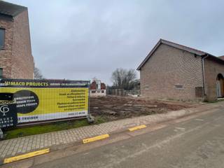 Gezien de breedte van het perceel (ca. 19 meter) zijn er meerdere mogelijkheden voor de realisatie van een bouwproject. Zowel de combinatie van...