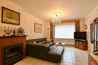 Deze gesloten bebouwing is gelegen op een toplocatie te Schurhoven, Sint-Truiden, aldus op wandelafstand van allerhande voorzieningen op een perceel van 1a93ca. Achter deze vernieuwde voorgevel vinden we een grotendeels, gerenoveerde gesloten bebouwing met ruime stadstuin. Zo werd de voorgevel aangepakt, werden de ramen, het dak en de CV-ketel vernieuwd én is de woning voorzien van een PV-installatie (Zonnepanelen 3,18 kWp). <br /><br />We betreden de woning via de inkomhal, die helemaal doorloopt richting de achterbouw en tuin. Het gelijkvloers is ingedeeld met een ruime leefruimte, voorzien van inbouwcassette, en aansluitend de open keuken. De open keuken is volledig ingericht en functioneel met een afwasmachine, fornuis met heteluchtoven en inductiekookplaats, koelkast met diepvries, dampkap, en dubbele spoelbak met afdruipgedeelte. Verder vinden we de wasplaats/CV-ruimte (met alle nodige aansluitingen voor wasmachine en droogkast) en een gelijkvloerse badkamer (douche-in-bad, lavabo, toilet) terug.<br /><br />Op de eerste verdieping vinden we een nachthal, een tweede badkamer (douche, toilet, lavabo) en twee ruime slaapkamers terug. Op de tweede verdieping vinden we eveneens een nachthal, een zolderkamer en twee kleinere slaapkamers. Deze verdieping kan heel makkelijk heringedeeld worden naar wens.<br /><br />Buitenhuis is de stadstuin volledig omheind en voorzien van een groot terras, deels overdekt, en een groen gedeelte. We bereiken via de tuin de tuinberging en de werkplaats of polyvalente ruimte.<br /><br />Willen jullie ook graag wonen in de stad en genieten van een leuke stadstuin? Aarzel niet en bel ons snel op 011 70 70 19. 