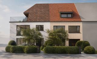 Deze uitzonderlijke townhouse bevindt zich op een uiterst gegeerde en rustige locatie in Knokke-Heist, vlakbij het Zoute en de prestigieuze Royal Zoute Golf Club. Een unieke opportuniteit voor investeerders met oog op aankoop en herverkoop, maar eveneens de ideale kans voor tweede verblijvers die hun eigen woondroom wensen te realiseren op een absolute topligging aan de Belgische kust.<br /><br />De woning beschikt over bijzonder ruime volumes en biedt tal van mogelijkheden naar inrichting en afwerking toe. Dankzij de reeds uitgewerkte plannen krijgt men onmiddellijk een duidelijk beeld van het hoogwaardige potentieel van dit project. De plannen werden reeds afgetoetst bij stedenbouw en liggen volledig klaar om in te dienen.<br /><br />In het voorgestelde ontwerp werden vier volwaardige slaapkamers en drie badkamers voorzien, met aandacht voor licht, ruimte en hedendaags wooncomfort. Daarnaast bestaat de mogelijkheid om binnen het geheel een afzonderlijke unit te creëren, ideaal als verblijf voor een au-pair of gastenverblijf, uitgerust met een eigen keuken, zit- en eethoek, slaapkamer, badkamer en privatief zonneterras.<br /><br />Een absolute meerwaarde binnen deze omgeving is de aanwezigheid van een private garage, ideaal voor het stallen van een kleine wagen, golfkar, fietsen of brommers — een zeldzame troef op deze locatie.<br /><br />De woning geniet van een bijzonder rustige en groene ligging, perfect voor wie op zoek is naar de klasse en sereniteit van het Zoute zonder in te boeten op bereikbaarheid en nabijheid van het centrum van Knokke. De buurt is bovendien uiterst populair bij tweede verblijvers en staat gekend om haar exclusieve residentiële karakter.<br /><br />Plannen, renders en verdere informatie zijn beschikbaar en inkijkbaar op kantoor alsook ter plaatse in de woning.<br /><br />Een zeldzame kans om een exclusieve pied-à-terre volledig naar eigen smaak en visie vorm te geven op één van de meest begeerde locaties van Knokke-Heist. Neem vandaag nog contact op voor meer informatie of een bezoek ter plaatse. Interesse? Contacteer Maxim op 0477 06 03 30 of via maxim@rhvastgoed.com.
