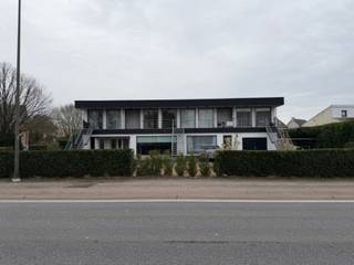 <strong>OPBRENGSTEIGENDOM BESTAANDE UIT 6 APPARTEMENTEN OP GOEDE LOCATIE TE PEER</strong><br /><br />Bent u op zoek naar een stabiele en zorgeloze vastgoedinvestering met een mooi rendement? Dit opbrengsteigendom met 6 volledig verhuurde appartementen vormt een uitstekende opportuniteit voor zowel beginnende als ervaren investeerders.<br /><br />Het gebouw bestaat uit 6 wooneenheden, waarvan 4 appartementen gelegen zijn op de eerste verdieping en 2 appartementen op het gelijkvloers. Alle units zijn verhuurd aan Sociaal Verhuurkantoor N-Limburg vzw (SVK), wat garant staat voor een zekere en stabiele huurinkomst zonder leegstand.<br /><br />Het gaat hier over een buidling met 6 appartementen bestaande uit:<br /><br />Appartement 1 - gelijkvloers - netto oppervlakte: 160m2 - EPC Label B - bestaande uit: living, keuken, badkamer, toilet, berging, 3 slaapkamers en een terras. Buiten beschikt het appartement over 1 autostandplaats en er is achteraan een open privatieve berging voor fietsen. (Peerderbaan 12 bus 1)<br /><br />Appartement 2 - eerste verdieping - netto oppervlakte: 70m2 - EPC Label C - bestaande uit living, keuken, badkamer, toilet, berging en 1 slaapkamer. Buiten is er 1 autoistandplaats en er is een gemeenschappelijke berging voor fietsen. (Peerderbaan 12 bus 2)<br /><br />Appartement 3 - eerste verdieping - netto oppervlakte: 66m2 - EPC Label C - bestaande uit inkomhal, toilet, living met keuken, berging, 1 slaapkamer, badkamer met douche en lavabo, toegang tot gemeenschappelijke begring op het gelijkvloers - exclusief gebruiksrecht op 1 autostandplaats (P5) - (Peerderbaan 12 bus 3)<br /><br />Appartement 4 - eerste verdieping - netto oppervlakte: 66m2 - Epc label C - bestaande uit living, keuken, badkamer, toilet, berging en 1 slaapkamer. Buiten is er 1 autostandplaats en er is een gemeenschappelijke berging voor fietsen. (Peerderbaan 12 bus 4)<br /><br />Appartement 5 - eerste verdieping: netto oppervlakte: 70m2 Epc label C bestaande uit living, keuken, badkamer, toilet, berging en 1 slaapkamer. Buiten is er een autostandplaats voorzien en een gemeenschappelijke fietsenberging. (Peerderbaan 12 bus 5)<br /><br />Appartement 6: gelijkvloers: netto oppervlakte: 118m2 - Epc C - Bestaande uit inkomhal, living met keuken, berging, 2 slaapkamer, badkamer en toilet. Gebruiksrecht van 2 parkeerplaatsen (P8 en P9). (Peerderbaan 12 bus 6)<br /><br /><br />De totale huuropbrengst bedraagt €42.412,00 per jaar, goed voor een vlot rendement van circa 6% per jaar – een bijzonder interessante investering in de huidige vastgoedmarkt.<br /><br />Alle appartementen zijn goed onderhouden en technisch en juridisch volledig in orde:<br /><br />Alle woongelegenheden beschikken over een conforme elektriciteitskeuring<br />EPC-labels variëren tussen B en C (energiezuinig)<br />Elk appartement beschikt over een conformiteitsattest inzake woonkwaliteit<br /><br />Troeven van dit investeringspand:<br /><br />Volledig verhuurd aan een betrouwbare sociale partner<br />Stabiele, zekere en voorspelbare inkomsten<br />Geen leegstand of wanbetaling<br />Professioneel beheer via SVK<br />Minimale tijdsinvestering (hands-off investering)<br />Ideale combinatie van financieel rendement en maatschappelijke meerwaarde<br /><br />Dankzij de samenwerking met het Sociaal Verhuurkantoor wordt het volledige huurbeheer uit handen genomen: van huurdersselectie tot opvolging en inning van de huur. Dit maakt dit pand bijzonder geschikt voor investeerders die op zoek zijn naar een passieve en veilige belegging.<br /><br />De volledige historiek van het gebouw is beschikbaar en kan verkregen worden op aanvraag.<br /><br />Een solide en toekomstgerichte investering met onmiddellijk rendement.<br /><br />Interesse? Contacteer ons ons op 011 96 51 76 of mail ons op info@momentumvastgoed.be