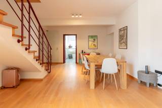 Si vous voulez plus information, contactez Anne De Block OC Vastgoed: 0471 38 00 36 où anne@ocvastgoed.be<br /><br />Adresse prestigieuse dans l’un des quartiers les plus recherchés de la capitale : cet appartement se situe au coeur de Bruxelles, dans une rue calme, à deux pas<br />du Palais Royal et du Boulevard de Waterloo.<br />Il offre une qualité de vie incomparable, où restaurants gastronomiques, cinémas, théâtres et boutiques de luxe sont accessibles en quelques minutes à pied.<br />Idéal pour y vivre en couple, en famille, en colocation. L'appartement est actuellement loués, c’est également intéressant pour un investisseur qui ne souhaite pas occuper le bien immédiatement.<br /><br />Duplex avec 3 chambres au troisième et quatrième étage. <br />Données technique: chauffage central au gaz et double vitrage.<br /><br />Possible d'achter une place parking €28.500.<br /><br />EPB D+ 163 / Surface brute 141m²