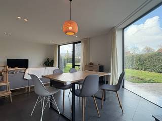 <p>Deze moderne en lichtrijke halfopen bebouwing is uitstekend gelegen in een rustige omgeving, met vlotte verbinding naar belangrijke invalswegen.</p><p>U betreedt de woning via de inkomhal met gastentoilet. </p><p>Op het gelijkvloers bevindt zich een ruime leefruimte met grote raampartijen die zorgen voor een overvloed aan natuurlijk licht. </p><p>De open, volledig ingerichte keuken biedt een mooi zicht op de tuin en sluit aan op een praktische berging met alle nodige aansluitingen.</p><p></p><p>Op de eerste verdieping vindt u de nachthal, een moderne badkamer uitgerust met een inloopdouche en dubbele lavabo, een apart toilet en drie volwaardige, karaktervolle slaapkamers.</p><p></p><p>De zuidgerichte, aangelegde tuin met terras biedt optimaal comfort en privacy. Via een dubbel tuinpoortje is de tuin eveneens toegankelijk, ideaal voor het stallen van fietsen of tuinmateriaal in de handige tuinberging.</p><p></p><p>Deze woning blinkt uit in energiezuinigheid dankzij onder meer zonnepanelen en een warmtepomp. </p><p>Daarnaast is regenwaterrecuperatie voorzien, aangesloten op zowel de toiletten als binnen- en buitenkraan.</p><p></p><p>De woning is gelegen op wandelafstand van het Kasteel van Borluut en het Borluutpark, en bevindt zich in de nabijheid van belangrijke verbindingswegen zoals de Kortrijksesteenweg en de verkeerswisselaar van de E40 en E17.</p><p></p>