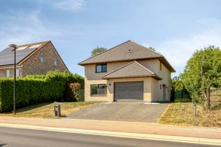In een rustige en gegeerde villawijk in Wemmel bevindt zich deze ruime, moderne en instapklare villa uit 2015. De woning biedt maar liefst 220 m² bewoonbare oppervlakte en staat op een mooi perceel van 10 are 67 centiare.<br /><br />Dankzij de royale leefruimtes, drie volwaardige slaapkamers en de mogelijkheid om een vierde slaapkamer te creëren, is dit een ideale thuis voor gezinnen die ruimte en comfort zoeken. Met haar EPC-label A, warmtepomp, vloerverwarming en maar liefst 24 zonnepanelen combineert de villa hedendaags wooncomfort met een bijzonder laag energieverbruik. Bovendien geniet je in de grote onderhoudsvriendelijke tuin van alle rust, zonder inkijk. <br /><br />Indeling<br /><br />Gelijkvloers:<br />+ Inkomhal<br />+ Lichtrijke woon- en eetkamer<br />+ Ingerichte keuken<br />+ Praktische bijkeuken<br />+ Ruime berging/wasplaats<br />+ Apart gastentoilet<br />+ Inpandige garage<br /><br />Eerste verdieping:<br />+ Slaapkamer (32 m²) - mogelijkheid om op te splitsen<br />+ Slaapkamer (18 m²)<br />+ Slaapkamer (18 m²)<br />+ Badkamer (douche en ligbad)<br />+ Toiletruimte<br /><br />Tweede verdieping:<br />+ Ruime, inrichtbare zolder<br /><br />Extra troeven:<br />+ Gelegen op uitstekende locatie<br />+ EPC-label A<br />+ 24 zonnepanelen<br />+ Mogelijkheid tot het creëren van extra slaapkamers<br />+ Alarminstallatie en camerasysteem<br /><br />Watertoets: P score A ; G score A.<br /><br />Contacteer Brian Rollier via brian.rollier@albert.immo of via 0472 98 02 27 voor meer info en een afspraak.<br /><br />Bij Albert kom je thuis!