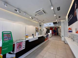 <p><span>Verhuurd handelspand te koop in het hart van het commerciële centrum van Mol. Ideale belegging.</span></p><p><span> </span></p><p><span>Op een toplocatie in het centrum van Mol bevindt zich dit mooie handelspand met een totale oppervlakte van ca. 219 m². </span></p><p><span>Dankzij de centrale ligging geniet het pand van een uitstekende zichtbaarheid en een vlotte bereikbaarheid.</span></p><p><span> </span></p><p><span>De benedenverdieping omvat een winkelruimte van 70m², een praktische bergruimte en een toilet. </span></p><p><span>Op de bovenverdieping bevinden zich een keuken en een badkamer, wat extra comfort en functionaliteit biedt.</span></p><p><span>Tevens 2 kamers op het eerste verdiep en 2 kamers op het tweede verdiep.</span></p><p><span> </span></p><p><span>Dit  handelspand vormt een interessante investeringsopportuniteit. </span></p><p><span>Het pand is momenteel verhuurd via een lopend handelshuurcontract, waardoor u als investeerder onmiddellijk kunt genieten van een stabiel huurrendement vanaf de aankoop.</span></p><p><span>Huidige huurprijs 2.346€</span></p>