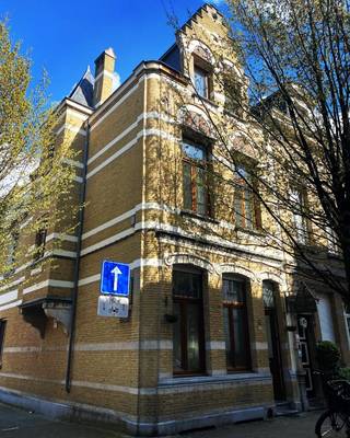 Wonen in een dorp in de stad — stil, groen en toch op vijf minuten van alles.<br /><br />Licht langs alle kanten, vogels 's ochtends, ramen open in zomer én winter. Dit hoekhuis in het Groen Kwartier is geen gewone woning.<br /><br />Gelijkvloers — fris op warme dagen: twee kinderkamers, doucheruimte, toilet en ruime inkomhal.<br /><br />Eerste verdieping — salon, eetkamer en keuken lopen naadloos in elkaar over. Vanuit elke hoek zicht op groen. Aangenaam terras voor elk moment van de dag.<br /><br />Tweede verdieping — licht, ruimte en totale privacy. Grote slaapkamer met ensuite badkamer (douche + bad), veluxramen en ruim terras zonder inkijk voor je koffie in de ochtendzon, om te hangen, te lezen of te aperitieven in de avondzon.<br /><br />Kelder over de volledige grondoppervlakte (66m²).<br /><br />Vloerverwarming. EPC B (130 kWh/m²). 162m² bewoonbaar exclusief ruime terrassen. Bouwjaar 1901, gerenoveerd 2019.<br /><br />Dit huis is een pareltje.