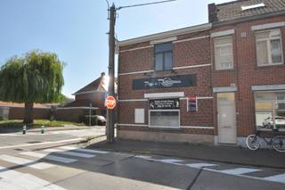 Te Koop: Café/Horecazaak op Tophoeklocatie in Harelbeke (90 m²)<br />Unieke kans om eigenaar te worden van een goed gelegen horecazaak in het centrum van Harelbeke, op de hoek van de Groeningestraat en de Elfde-Julistraat. Deze eigendom is ideaal voor wie een café of andere horecazaak wil starten of overnemen op een locatie met veel zichtbaarheid en passage.<br />🔹 Indeling gelijkvloers:<br />• Gezellige caféruimte<br />• Ruime leefkeuken<br />• Grote kelder<br />• Toiletten dames & heren + douche<br />• Gang met uitgang naar buiten<br />🔹 Verdieping:<br />• 2 ruime slaapkamers<br />• Overloop met mogelijkheid tot het inrichten van een badkamer<br />🔹 Extra info:<br />• Verwarming op gas<br />• Kadastraal inkomen: €505<br />• Vrij bij akte<br />📍 Centrale ligging met veel potentieel – ideaal voor horeca of andere commerciële activiteit.<br />Interesse? Neem contact op voor meer info of een bezoek ter plaatse!<br /><br />info@immo-ottevaere.be<br />+32 50 89 58 60