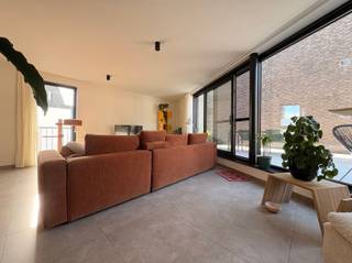 <p><span>Prachtige nieuwe woning half open bebouwing</span></p><p><span> </span></p><p><span>Deze recente site heeft een tijdloze, smaakvolle architectuur met oog voor klasse. De inrichting is gedaan met hoogwaardige materialen.</span></p><p><span> </span></p><p><span>De woning is volledig geschilderd, voorzien van verlichting waardoor ze dus </span><span>werkelijk instapklaar </span><span>is !</span></p><p><span> </span></p><p><span>Bovendien is de woning is uitgerust met de laatste energiebesparende maatregelen waardoor een zeer laag energieverbruik verwacht wordt.</span></p><p><span> </span></p><p><span>Als </span><span>indeling</span><span>: private inkom op het gelijkvloers</span></p><p><span> </span></p><p><span>Op eerste verdieping : ruime woon- en leefruimte (living) met open geïnstalleerde keuken van alle toestellen voorzien (merk Siemens), zeer grote berging/wasplaats, aparte toilet, groot ingesloten zonneterras </span></p><p><span> </span></p><p><span>Op het tweede verdieping bevinden zich 3 grote slaapkamers, badkamer met ligbad en douche en een aparte toilet.</span></p><p><span> </span></p><p><span>Op de binnenkoer kan u beschikken over een grote privatieve autostaanplaats, een afgesloten gemeenschappelijke huisvuilberging en een afgesloten gemeenschappelijke fietenberging.</span></p><p><span> </span></p><p><span>Een bezoek meer dan waard !</span></p><p><span> </span></p><p><span>Gemeenschappelijke kosten</span><span>: </span><span>€ 25 per maand</span><span> | Beschikbaar : 01/8/2026</span></p><p><span> </span></p><p><span>Verdere info of een bezoek ter plaatse contacteer Immo Twins 052/55.55.55 of info@immotwins.be</span></p>