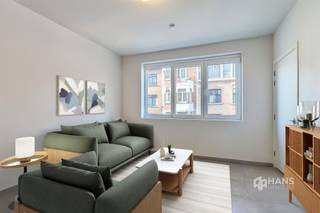 <p><span>Energiezuinig appartement (53 m²) met 1 slaapkamer en terras (5 m²) in Berchem.</span></p><p><span> </span></p><p><span>Dit appartement ligt in een rustige, gezellige buurt op wandelafstand van Berchem-station. Ideaal voor pendelaars dankzij het ruime aanbod aan openbaar vervoer en Velo-stations in de omgeving. Ook de snelweg bereik je in een mum van tijd. Hier woon je rustig, met de stad vlakbij.</span></p><p><span> </span></p><p><span>Het appartement bevindt zich op de eerst verdieping van een kleinschalig gebouw met 5 wooneenheden, elk voorzien van aparte meters voor gas, water en elektriciteit. Het gebouw dateert van 2019 en met een EPC-score A (E28) is het appartement bijna-energieneutraal (BEN). De vaste kosten bedragen slechts €25/maand.</span></p><p><span> </span></p><p><span>De leefruimte met open keukenhoek (28 m²) vormt het hart van het appartement en geeft toegang tot het zuid-georiënteerde terras (5 m²). De slaapkamer (11 m²) bevindt zich aan de rustige achterzijde. Verder zijn er een aparte berging (2 m²) en een badkamer (4 m²) met douche, toilet en lavabomeubel. Dankzij de onderhoudsvriendelijke tegelvloer die doorloopt in alle ruimtes oogt het geheel strak en uniform.</span></p><p><span> </span></p><p><span>Ben je op zoek naar een ideaal startersappartement. Mis deze kans niet! Bewoonbare opp. 53 m² ref.: bruto vloeropp. Voor meer info of een gratis schatting surf naar www.hansimmo.be</span></p><p><span> </span></p><p><span> </span></p>