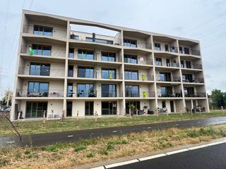 <br />Nieuwbouwappartement met twee slaapkamers.<br /><br />Ligging: het appartement is gelegen aan het Moederplein op een goede locatie met vlotte verbindingen naar de uitvalswegen en nabij openbaar vervoer (treinstation Lier) en winkels.<br /><br />Indeling: een inkomhal, een praktische hedendaagse keuken met een zonneterras, een ruime woonkamer met een leuk terras, twee ruime slaapkamers en een mooi ingerichte badkamer met inloopdouche. Ook is er op het gelijkvloers voor de huurder een ruime berging voorzien. Aan de autostaanplaats is er een laadpaal (nog te plaatsen) en een kleine berging met een stopcontact voor het ev laden van fietsbatterij.<br /><br />Omschrijving: Dit splinternieuwe appartement met veel lichtinval, zowel in de leefruimte als in de slaapkamers, ademt licht, netheid en comfort uit.<br />Het appartement voldoet aan de modernste eisen qua energie (warmtepomp/vloerverwarming en verluchting (D). In de ondergrondse parkkeerplaats is er een grote gemeenschappelijke fietsstalling.<br />Ter verwelkoming zijn alle muren en plafonds al geschilderd in een grondlaag, de deuren en de deurlijsten zijn geschilderd in wit 9010 (eierschaal) in grond en eind-laag. Ook is er in alle ruimtes al verlichting geplaatst. <br />EPC is aangevraagd, het wordt A+<br />Oppervlakte : 95 m2 + 12 m2 terras.<br /><br /><br /><br />