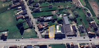 Bouwgrond met omgevingsvergunning voor twee eengezinswoningen.Op zoek naar een investeringsproject of woonopportuniteit? Deze bouwgrond met goedgekeurde omgevingsvergunning biedt de mogelijkheid tot het oprichten van twee gesloten eengezinswoningen, elk met een inpandige garage en een private tuin. De voorziene woningen hebben een voorgevelbreedte van 6,20 meter. De maximale bouwdiepte bedraagt 12,50 meter op het gelijkvloers en 10 meter op de eerste verdieping. De totale perceeloppervlakte is verdeeld in twee delen van 174,70 m² en 185,20 m². Elke tuin is voorzien van een terras van 19 m², met een diepte van respectievelijk 11,33 meter en 17,06 meter. De goedgekeurde bouwvolumes voorzien een kroonlijsthoogte van 6,90 meter en een nokhoogte van 11,70 meter per woning. De omgevingsvergunning is beschikbaar op aanvraag of kan gedownload worden. Interesse of wenst u een bod uit te brengen? Contacteer Structura via 02/460.80.46 of info@structura.be.