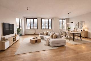 <p><strong>Ruim en lichtrijk, energiezuinig appartement (161 m²) met garagebox in hartje Turnhout</strong></p>
<p>Bent u op zoek naar een instapklaar, ruim en comfortabel appartement op een toplocatie in Turnhout? Zoek niet verder! Op de tweede verdieping van een goed onderhouden residentie, pal in het bruisende centrum, bevindt zich dit royale appartement van maar liefst <strong>161 m²</strong>, inclusief <strong>garagebox</strong> én <strong>terras met weids uitzicht</strong>.</p>
<p><strong>Indeling & troeven:</strong></p>
<p>Via de verzorgde <strong>inkomhal met ingemaakte kasten</strong> en een apart gastentoilet met handenwasser, betreedt u de woning. Dubbele openslaande deuren geven toegang tot de indrukwekkende <strong>lichtrijke leefruimte</strong>, afgewerkt met een prachtige <strong>massief eiken parketvloer</strong>, die ook doorloopt in de inkomhal – een stijlvolle en warme uitstraling gegarandeerd.</p>
<p>De <strong>praktisch ingedeelde keuken</strong> biedt alle nodige toestellen, overvloed aan kastenruimte en een gezellig <strong>ontbijthoekje</strong>. Aansluitend is er een handige <strong>berging met aansluiting voor was- en droogmachine</strong>, ook bereikbaar via de hal.</p>
<p>Het appartement beschikt over <strong>drie volwaardige slaapkamers</strong> en <strong>twee badkamers</strong>, waarvan één met directe toegang vanuit de <strong>hoofdslaapkamer</strong> – ideaal voor comfort en privacy.</p>
<p>Het <strong>terras</strong> aan de achterzijde biedt u een aangenaam uitzicht en een oase van rust, midden in het stadsleven. Een ruime privé-garagebox aan te kopen aan 25.000 euro.</p>
<p><strong>Extra info:</strong></p>
<ul>
<li>
<p>Centraal gelegen, op wandelafstand van winkels, horeca en openbaar vervoer</p>
</li>
<li>
<p>Residentie met lift</p>
</li>
<li>
<p>Instapklaar en goed onderhouden, Gunstig EPC rapport (B score -121 Kwh)</p>
</li>
</ul>
<p>Dit appartement combineert <strong>ruimte, licht, comfort én locatie</strong> op een uitzonderlijke manier. Ideaal voor wie ruim en centraal wil wonen of zoekt naar een waardevaste investering.</p>
<p><strong>Interesse?</strong> Aarzel niet en contacteer ons vandaag nog voor meer informatie of een bezichtiging. Dit is een kans die u niet wil missen!</p>