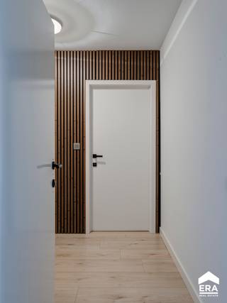 Volledig vernieuwd appartement in het centrum van (Neer)Pelt met een prachtig zicht over het vernieuwd marktplein. De huidige eigenaar heeft het gehele appartement in 2025 gerenoveerd: nieuwe elektriciteit, keuken, badkamer, airco, cv-ketel, stucwerk,... <br /><br />Er zijn 3 degelijke slaapkamers, rustig gelegen aan de achterzijde van het pand. De keuken en badkamer zijn volledig vernieuwd en zijn luxueus afgewerkt. In de woonkamer is een airco-unit voorzien, de cv-ketel is onlangs vernieuwd.<br /><br /><u><strong>Enkele troeven:</strong></u>
<ul><li>Volledig gerenoveerd appartement</li><li>3 slaapkamers</li><li>Gunstig EPC: label B, 130kWh</li><li>Elektrische installatie conform AREI</li><li>2 terrassen aan zowel voor- als achterzijde</li><li>Private kelderberging</li><li>Parkeerplaats voor het complex</li></ul>
Indeling: inkom, lift naar 2e verdieping, inkomhal, toilet, wasplaats, woonkamer, terras, keuken, nachthal, 3 slaapkamers, badkamer, terras, kelderberging