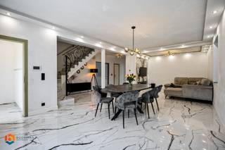 Op een uitstekende locatie te Keerbergen bevindt zich deze ruime, recent gerenoveerde woning met 5 slaapkamers en magazijn van 75m² op een perceel van 1147 m². U geniet hier van een goede ligging in een aangename omgeving, toch in de nabijheid van het centrum met winkels, scholen en het openbaar vervoer. <br /><br />We betreden de woning via de inkomhal met vestiaire mogelijkheden. De ruime leefruimte geniet van veel lichtinval door de vele raampartijen. U kunt deze inrichten met een gezellige zithoek en een aparte eetplaats. De geheel vernieuwde keuken is mooi geïntegreerd in het geheel en voorzien van kwalitatieve toestellen. Daarnaast biedt deze toegang tot de tuin met terras waarin u kunt steeds in alle rust en privacy kan genieten van het mooie weer. Op het gelijkvloers beschikt u verder nog over een tweede woonkamer die uitkijkt op de tuin en een aparte badkamer met inloopdouche, lavabo en toilet. De nachthal op de eerste verdieping geeft ons toegang tot 4 ruime slaapkamers, een aparte wasplaats en een badkamer de welke nog afgewerkt dient te worden. De woning is daarnaast ook voorzien van een ruime zolder die bereikbaar is via een vaste trap en ingericht kan worden als extra slaapkamer of bergzolder. Zowel vooraan de woning alsook achteraan zijn er voldoende parkeermogelijkheden voorzien. Tot slot beschikt de woning ook over een conforme elektrische keuring en een gunstig EPC (218)!<br /><br />Vooraan de woning bevindt zich een bureau met toilet dat van buitenaf toegankelijk is. Daarnaast beschikt de woning ook over een praktisch magazijn van 75m² dat naar eigen wens verder ingericht kan worden en heel wat mogelijkheden biedt voor zelfstandigen.<br /><br />Dit is een uitstekende opportuniteit als u op zoek bent naar een ruime, recent gerenoveerde woning met 5 slaapkamers en magazijn in een aangename omgeving te Keerbergen. Contacteer ons voor meer informatie op 0479/47.09.61 of neem een kijkje op www.boonstravastgoed.be . <br /><br />Bijzonderheden:<br />- 5 slaapkamers<br />- Uitstekende ligging<br />- Recent gerenoveerd