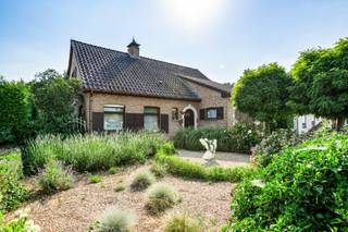 <p>Deze woning geniet van een centrale ligging nabij het centrum van Sint-Antonius, waar alle dagelijkse voorzieningen binnen handbereik zijn. Dankzij de vlotte verbinding naar de omliggende gemeenten en Antwerpen combineert deze locatie een uitstekende bereikbaarheid met een bijzonder praktisch wooncomfort. De kwalitatieve materiaalkeuze waarmee de woning werd gebouwd, vormt een mooie meerwaarde.<br /><strong>Indeling</strong><br /><br /><strong>Gelijkvloers</strong><br />Via de inkomhal betreedt u de woning. De lichtrijke woon- en eetkamer vormt samen met de ruime, volledig uitgeruste keuken het hart van de woning. Aansluitend bevinden zich zowel een praktische berging als de veranda, die rechtstreeks toegang biedt tot het ruime, zonnige terras en de aangename, zuidwest georiënteerde tuin.<br />Daarnaast beschikt de woning over een inpandige garage, bereikbaar via de nachthal.<br /><br /><strong>Verdieping</strong><br />Via de vaste trap bereikt u de eerste verdieping, waar zich nog twee ruime slaapkamers bevinden. Tussen beide kamers bevindt zich een toilet met lavabomeubel, dat eenvoudig kan worden ingericht als tweede badkamer.<br /><br /><strong>Tuin</strong><br />In de tuin bevindt zich een vrijstaande garage van ca. 27 m², ideaal als werkruimte, hobbyruimte of extra berging. Daarnaast is er een serre aanwezig en kan het perceel ook langs de achterzijde worden betreden via een poortje.<br />Via de nachthal bereikt u twee slaapkamers en de badkamer, uitgerust met ligbad, douche en lavabomeubel.<br /><br />Beschikbaarheid: de woning is momenteel verhuurd en is beschikbaar voor eigen bewoning bij opzeg vanaf akte.<br /><br /><strong>Bijzonderheden</strong><br />+ Zuidwest georiënteerd perceel van ca. 939 m²<br />+ EPC C: 250 kWh/m²<br />+ Kwaliteitsvol gebouwd met duurzame materialen<br />+ 4 slaapkamers<br />+ Inpandige en vrijstaande garage<br />+ Veel natuurlijke lichtinval<br />+ Achteraan toegankelijk via tweede ingang</p>