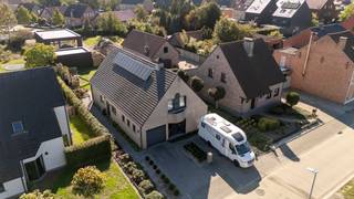 <strong>Deze ruime vrijstaande woning is gelegen op een perceel van 600 m² in een rustige straat nabij het centrum van Arendonk.<br />De woning heeft o.a: 3-4 slaapkamers, waarvan één op de begane grond , garage, kelder en ruime leefruimtes. <br />De woning is voorzien van zonnepanelen en is instapklaar.</strong><br /><br /><span>Gelijkvloerse verdieping</span><br /><span>Inkomhal met gastentoilet en toegang tot de ruime en lichte woonkamer met uitzicht over de tuin.</span><span><br />De open keuken is ruim en voorzien van veel kastruimte en de nodige inbouwapparatuur. <br />Aangrenzend aan de keuken is er toegang tot een praktische bijkeuken/wasplaats en een inpandige garage.<br /></span>De hoofdslaapkamer is te bereiken via de inkomhal en er is een badkamer voorzien van bad, douche en wastafel.<br /><br /><span>Verdieping<br /></span><span>Via de trap in de woonkamer is de ruime nachthal te bereiken met toegang tot twee slaapkamers en een grote ruime multifunctionele ruimte van circa 85m².</span><br /><br />Kelder: De woing is gedeeltelijk onderkelderd op stahoogte.<br /><br /><span>Buitengebeuren</span><br /><span>De voortuin is ruim en er is parking op eigen terrein.</span><br /><span>De aangelegde achtertuin is gelegen op het zuiden en is onderhoudsvriendelijk.</span><br /><br /><span>Bijzonderheden</span><br /><span>- Bouwjaar 1995</span><br /><span>- EPC: Label C<br /></span>- zonneboiler en laadpaal aanwezig<br /><span>- Centrale verwarming/ hetelucht verwarming op aardgas.</span><br /><span>- Gunstige ligging in een rustige straat nabij centrum Arendonk en Nederlandse grens</span>