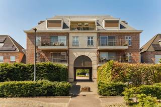 <strong>NIEUWE PRIJS Instapklaar appartement, erg rustig gelegen aan de rand van het centrum. Indeling met o.a. 2 slaapkamers, dressing, 2 badkamers, autostaanplaats en kelderberging. Epc-label: A!<br /><br />Ligging: </strong>Residentie 't Poorthuys II op schitterende ligging binnen de ring van Turnhout. <br /><br /><strong>Indeling: </strong>Inkomhal, toilet, twee slaapkamers, twee badkamers, dressing, woonkamer, open keuken, berging, terras, ondergrondse autostaanplaats, kelderberging. <br /><br /><strong>Omschrijving:</strong> verzorgd appartement gelegen op de eerste verdieping van Residentie ’t Poorthuys II. Terras (zuidoost) aan de woonkamer. De ruime inkomhal is voorzien van een vestiaireruimte en gastentoilet. Ruime woonkamer met parketvloer, eetkamergedeelte met tegelvloer en veel lichtinval. Ingerichte open keuken (dampkap, kookplaat, combi-oven, koelkast, vaatwasser), bering/wasplaats. Slaapkamer met aansluitend een douche, toilet en badkamermeubel met wastafel. Tweede slaapkamer met dressing en aansluitend een badkamer met ligbad en badkamermeubel met wastafel. Een brede ondergrondse autostaanplaats met achterliggende kelderberging. <br /><br />Epc-score: 97 kWh/m² (Label A)<br />Maandelijkse lasten: € 129<br />Beschikbaarheid mits inachtneming huurders (opzeg voor eigen gebruik: 6 maanden vanaf akte)<br /><br /><strong>Bijzondere informatieplicht: </strong><span>omgevingsvergunning stedenbouwkundige handelingen uitgereikt, woongebied, geen rechterlijke herstelmaatregel of bestuurlijke maatregel opgelegd, geen voorkooprecht ruimtelijke ordening, omgevingsvergunning voor verkavelen van gronden.</span>