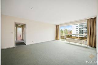 *Schrijf je in voor een bezoek via www.polares.eu*Op het vierde verdiep van deze rustige residentie vind je dit appartement van 78 m² volgens EPC met...