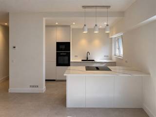 <p><span>Volledig gerenoveerd 1-slaapkamerappartement met ca. 40 m² buitenruimte in Schoten</span></p><p><span>Op een </span><span>uiterst rustige locatie in Schoten</span><span>, op wandelafstand van het kanaal, bevindt zich dit </span><span>volledig gerenoveerde gelijkvloerse appartement</span><span> met één slaapkamer en maar liefst </span><span>ca. 40 m² private buitenruimte</span><span>.</span></p><p><span>Het appartement werd grondig en kwalitatief gerenoveerd. </span><span>Alle leidingen en technieken werden vernieuwd</span><span>, het appartement werd geïsoleerd en voorzien van </span><span>vloerverwarming</span><span>. Ook de ramen werden volledig vernieuwd en zijn uitgerust met </span><span>elektrische rolluiken</span><span>.</span></p><p><span>Via de inkomhal betreed je het appartement. Hier bevindt zich een praktische ingebouwde kast met ruimte en aansluitingen voor </span><span>wasmachine en droogkast</span><span>, waardoor deze netjes uit het zicht kunnen worden geplaatst.</span></p><p><span>De lichtrijke leefruimte sluit naadloos aan op de </span><span>volledig uitgeruste open keuken</span><span>. Deze beschikt over een koelkast, diepvries en een </span><span>Bosch oven en microgolfoven</span><span>. Het ruime kookeiland is voorzien van een kookplaat met </span><span>geïntegreerde dampafzuiging</span><span> en een </span><span>ingebouwde wijnkast</span><span>. De stijlvolle verlichting boven het eiland zorgt voor extra sfeer. Dankzij de oversteek van het werkblad is er bovendien voldoende plaats om enkele barkrukken te plaatsen.</span></p><p><span>Het appartement beschikt over </span><span>één slaapkamer</span><span>, bereikbaar via een mooi geïntegreerde schuifdeur. Ook de badkamer is voorzien van een ingebouwde schuifdeur en werd met veel aandacht voor detail afgewerkt. Ze beschikt over een toilet, een stijlvol badkamermeubel met </span><span>natuurstenen waskom</span><span>, een </span><span>verlichte en verwarmde spiegel</span><span> en een </span><span>zeer ruime inloopdouche</span><span>.</span></p><p><span>Ook aan buitenruimte is er geen gebrek. Aan de achterzijde bevindt zich een </span><span>volledig omheind terras van ca. 25 m² met westoriëntatie</span><span>, ideaal om te genieten van de namiddag- en avondzon. Via een afsluitbaar poortje is het appartement bovendien rechtstreeks langs het terras toegankelijk.</span></p><p><span>Daarnaast beschikt het appartement over het </span><span>private gebruik van ca. 15 m² tuin aan de voorzijde van het appartementsgebouw</span><span>. Samen biedt dit appartement dus maar liefst </span><span>ca. 40 m² private buitenruimte</span><span>, verdeeld over de voor- en achterzijde.</span></p><p><span>Een </span><span>volledig instapklaar appartement</span><span> met een hoogwaardige afwerking, hedendaags wooncomfort en een bijzonder rustige ligging op wandelafstand van het kanaal.</span></p><p><span>Garagebox verplicht bij aan te kopen aan 25.000 €.</span></p><p><span>Troeven:</span><span> </span></p><p><span>- volledig gerenoveerd </span></p><p><span>- vloerverwarming vernieuwde leidingen en technieken</span></p><p><span>- geïsoleerd </span></p><p><span>- lage EPC</span></p><p><span>- asbestvrij</span></p><p><span>- nieuwe ramen met elektrische rolluiken </span></p><p><span>- uiterst rustige ligging nabij het kanaal </span></p><p><span> </span></p><p><span>Lage gemeenschappelijke kosten want geen lift aanwezig!</span></p>