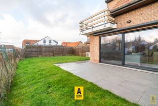 VAKANTIEWONING! Perfect onderhouden en instapklare zonnige vakantiewoning met een aangename en eenvoudige te onderhouden tuin, gelegen in klein...