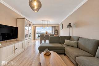 Op zoek naar een aangenaam en praktisch appartement met een zonnig terras en garagebox? Dan is dit dakappartement, gelegen aan Brugsken 135 te Sint-Niklaas, zeker het ontdekken waard. Het appartement omvat een inkomhal, een lichtrijke leefruimte met rechtstreekse toegang tot het zuidwestgerichte terras en een ingerichte keuken die mooi aansluit bij de leefruimte. Verder beschikt het appartement over twee slaapkamers en een badkamer, uitgerust met een lavabo, toilet en praktische inloopdouche. Een bijkomende troef is de garagebox, die voorzien is van elektriciteit en recent werd uitgerust met een nieuw dak. Het appartement beschikt daarnaast over ramen met dubbele beglazing en aan het terras werd een automatisch rolluik voorzien. De elektrische installatie is conform en met een EPC-label B beschikt het appartement over een degelijke energieprestatie. Dankzij de combinatie van de lichtrijke leefruimte, het zonnige zuidwestgerichte terras, de twee slaapkamers en de praktische garagebox biedt dit appartement alles voor wie op zoek is naar een aangename en comfortabele woongelegenheid in Sint-Niklaas.