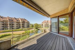 <p>Gelegerd in een van de meest gegeerde, exclusieve en rustige privé-parkdomeinen van Wilrijk (Nachtegalenhof), bieden wij dit uiterst verzorgde en lichtrijke <strong>2-slaapkamerappartement op de tweede verdieping</strong> te koop aan.</p><p> </p><p>Het appartement combineert klassieke elegantie, royale ruimtes en de unieke troef van <strong>twee terrassen</strong>. Dankzij de rustige, afgesloten omgeving geniet u hier van optimale privacy, veiligheid en groen, terwijl scholen, openbaar vervoer, winkels en belangrijke invalswegen (A12/E19 en centrum Antwerpen) binnen handbereik liggen.</p><p> </p><p><strong>Ondergronds parkeren en berging:</strong> Er is een private overdekte staanplaats en een kelderberging aanwezig in de kelderverdieping, wat in een residentiële omgeving een grote meerwaarde is. Deze is optioneel aan te kopen voor €29.000</p><p> </p><p><strong>Indeling & Troeven</strong></p><ul><li><p><strong>Lichtrijke Leefruimte:</strong> Bij het betreden van de royale woon- en eetkamer valt meteen de aangename lichtinval en het ruime gevoel op. De vloer is stijlvol afgewerkt met een elegante natuurstenen tegel. Grote schuiframen bieden een naadloze overgang naar het hoofdterras.</p></li></ul><p> </p><ul><li><p><strong>Hoofdterras met Panoramisch Parkzicht:</strong> Het ruime overdekte terras aan de leefruimte met houten vloerbekleding en zonnetent vormt een heerlijke buitenplek. Hier geniet u van het adembenemende zicht op de idyllische parktuin, de grote lelievijver en het omringende groen.</p></li></ul><p> </p><ul><li><p><strong>Volledig Uitgeruste Keuken:</strong> Aansluitend aan de leefruimte bevindt zich de aparte, praktische keuken voorzien van ruime kastruimte, ingebouwde oven, kookplaat en dampkap.</p></li></ul><p> </p><ul><li><p><strong>Twee Ruime Slaapkamers & Tweede Terras (Oase van Koelte en Rust):</strong></p><ul><li><p><strong>Slaapkamer 1 (Master Bedroom):</strong> Een royale slaapkamer met ingemaakte kastenwand. Via een groot schuifraam heeft u rechtstreeks toegang tot het <strong>tweede terras</strong>. Dit terras ligt uitermate rustig verscholen tussen de bomen en het omliggende groen, wat niet alleen zorgt voor volledige privacy, maar ook voor een <strong>zalige natuurlijke koelte</strong> tijdens warmere zomerdagen.</p></li><li><p><strong>Slaapkamer 2:</strong> Eveneens een ruime, rustige kamer uitgerust met een kastenwand, ideaal als tweede slaapkamer, logeerkamer of bureau/dressing.</p></li></ul></li></ul><p> </p><ul><li><p><strong>Badkamer & Sanitair:</strong> De nette badkamer is voorzien van een dubbel lavabomeubel met royale spiegelkasten en een comfortabel ligbad met douchecombinatie en glazen scherm.</p></li></ul><p> </p><p><strong>Bijzonderheden & Extra Troeven</strong></p><ul><li><p><strong>Unieke locatie:</strong> Gelegen in een hoogwaardig onderhouden, omheind parkdomein met vijver.</p></li><li><p><strong>Twee Terrassen:</strong> Zowel vooraan als achteraan een terras. Eén gericht op het levendige parkzicht en de vijver, en één bijzonder rustig terras omgeven door bomen dat extra schaduw en aangename koelte biedt.</p></li><li><p><strong>Comfort & Toegankelijkheid:</strong> Gelegen op de 2de verdieping, vlot bereikbaar via lift of trap.</p></li><li><p><strong>Topligging:</strong> Vlak bij het Nachtegalenpark, Middelheimpark, ziekenhuizen, winkels en belangrijke verbindingswegen richting Antwerpen en Brussel.</p></li></ul><p> </p><p>Wilt u dit unieke appartement zelf ontdekken? Neem vandaag nog contact met ons op voor een bezoek ter plaatse!</p>