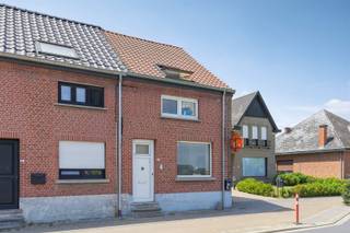 Nabij de bruisende dorpskern en het station van Wijgmaal, vlakbij alle belangrijke invalswegen en vele onmisbare voorzieningen, op wandelafstand...