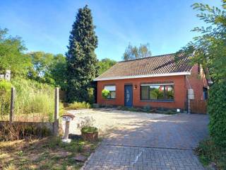 Leuke gelijkvloerse woning op 5a 69ca bestaande uit: inkomhal, mooie leefruimte, ingerichte keuken, nachthal, apart toilet, badkamer met ligbad en wastafel, 2 slaapkamers, wasplaats, zolder, tuinberging, garage, terras en gezellige tuin.<br /><br />Centrale verwarming op aardgas en PVC-ramen met dubbele beglazing + rolluiken aanwezig!<br /><br />Gelegen in Geel-Winkelomheide met vlotte en snelle verbinding naar autostrade.<br /><br />Stedenbouwkundige info in aanvraag!<br /><br />Meer info of een bezoek ter plaatse, contacteer ons kantoor via 0471/605.314 of mail info@immo-b.be!
