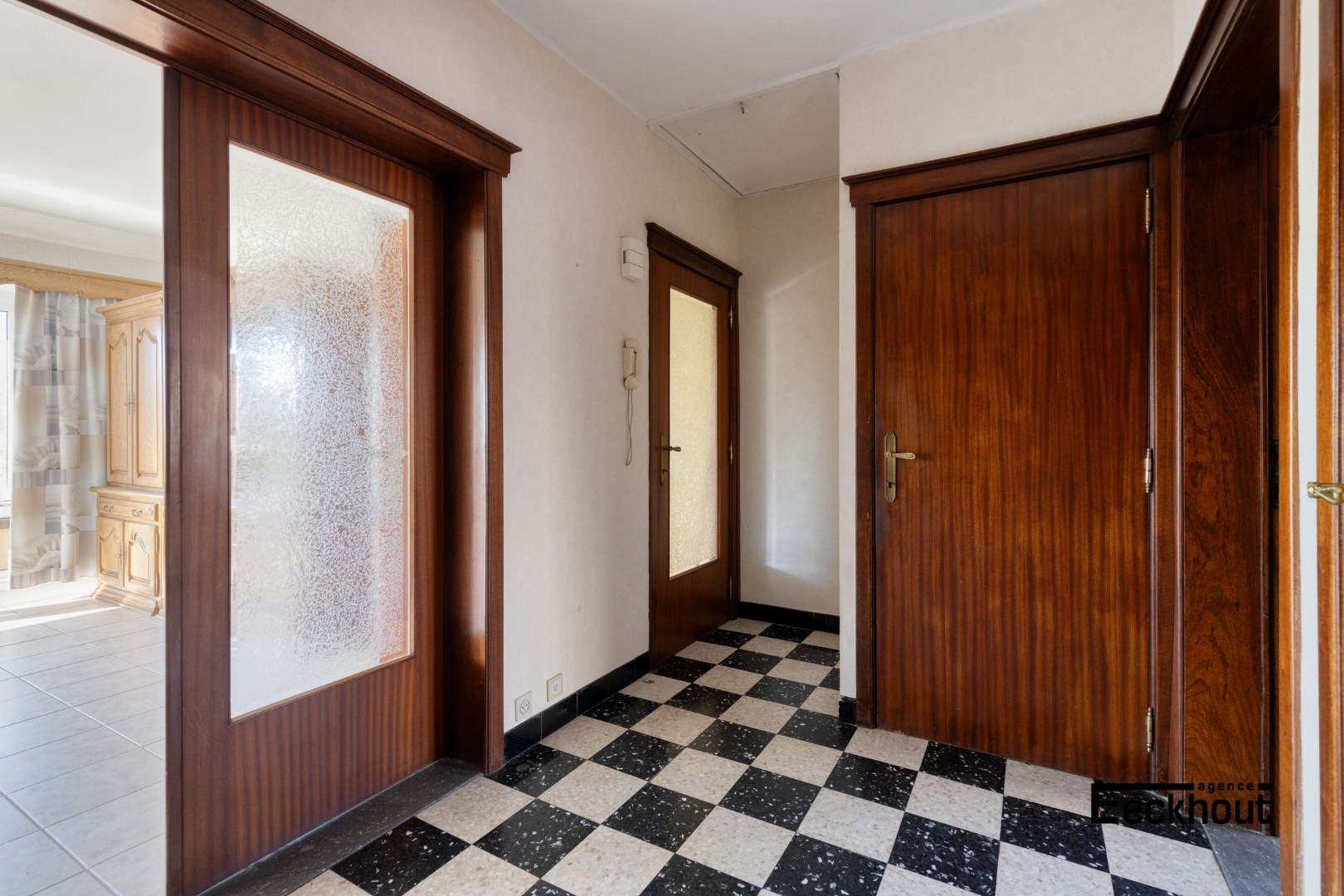 Zeer ruime woning boordevol potentieel met grote garages en mooi open zicht! - foto 4