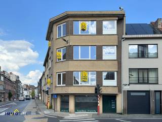 Dit appartementsgebouw, gelegen in hartje Aalst, is ideaal voor wie op zoek is naar een renovatieproject met veel mogelijkheden. Het gebouw werd reeds volledig gestript en is klaar voor verdere afwerking/renovatie.<br /><br />Er zijn in totaal drie appartementen waarbij elk appartement ruimte biedt voor het inrichten van een inkom, woonkamer, keuken, badkamer en twee (slaap)kamers. Met de nodige renovaties biedt dit pand uitstekende mogelijkheden voor rendement. <br /><br />De ligging is uiterst aantrekkelijk: de Bert Van Hoorickstraat bevindt zich in een levendige buurt van Aalst, op wandelafstand van de Grote Markt en Vredeplein, ... waar u kunt genieten van een breed scala aan winkels, restaurants en gezellige cafés. De nabijheid van openbaar vervoer en belangrijke verbindingswegen maakt deze locatie zeer toegankelijk en ideaal voor zowel bewoners als bezoekers.<br /><br />Het hele gebouw is al voorzien van nieuwe ramen met dubbele beglazing, wat zorgt voor energie-efficiëntie en comfort. De energieprestaties zijn als volgt: 210 kWh/m²/jaar, 189 kWh/m²/jaar, 384 kWh/m²/jaar en label F voor het gelijkvloers. Voor meer informatie en/of voor een bezoek in te plannen, kunt u contact opnemen met Tijl via 0477 44 86 11.