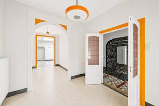 Op zoek naar een instapklare gezinswoning met vier slaapkamers, een zonnige tuin en alle nodige attesten op zak? Dan zal deze charmante woning in de Elfde Julilaan 100 te Kortrijk u ongetwijfeld weten te bekoren.<br /><br />Bij het betreden van de woning komt u terecht in een charmante inkomhal die toegang biedt tot de gezellige leefruimte. Aansluitend bevindt zich de functionele keuken, gevolgd door de badkamer uitgerust met douche en toilet, Achteraan de woning vindt u een bijzonder aangename ruimte die perfect kan dienen als slaapkamer, tweede leefruimte, bureau of polyvalente ruimte. Vanuit deze kamer geniet u van een prachtig zicht op de tuin, wat zorgt voor een extra gevoel van rust en ruimte. Daarnaast beschikt de woning over een praktische kelder.<br />Op de eerste verdieping bevinden zich twee volwaardige slaapkamers. De tweede verdieping biedt nog eens twee extra slaapkamers, waardoor deze woning in totaal maar liefst vier slaapkamers telt.<br /><br />Troeven: conforme elektrische keuring, dak én gevels geïsoleerd, centrale verwarming op aardgas via radiatoren met hoogrendementsketel, overal PVC-ramen met dubbele beglazing en rolluiken, gunstig EPC-label C, vier volwaardige slaapkamers, veel mogelijkheden dankzij de polyvalente ruimte achteraan, aangename tuin, ideale gezinswoning nabij winkels, scholen en verbindingswegen. <br /><br />Ruimte, comfort en zekerheid onder één dak: de ideale gezinswoning in hartje Kortrijk!<br /><br />Interesse? feline@immobeguin.be