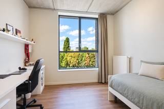 Vous recherchez un investissement sans souci ou un logement étudiant de qualité pour vos enfants qui font leurs études ? Alors ces chambres d'étudiants neuves sont sans aucun doute faites pour vous !<br /><br />EMPLACEMENT<br /><br />Découvrez ces chambres d'étudiants neuves situées dans un emplacement de choix à Gand, sur le site des Tondeliers.<br /><br />Le site se trouve à quelques minutes à vélo du centre historique de Gand ; plusieurs campus, les transports en commun, les commerces, Dok Noord et de nombreuses commodités se trouvent tous à proximité immédiate. Grâce à la proximité du petit périphérique, l’accessibilité en voiture est également excellente.<br /><br />AGENCEMENT<br /><br />Ce projet de construction neuve, baptisé TONDO, comprend 80 logements, qui sont actuellement tous loués pour la prochaine année universitaire. Grâce à des finitions de qualité et à des techniques durables, ces chambres d'étudiants constituent un investissement attractif et sans souci.<br /><br />Deux types de chambres d'étudiants sont disponibles :<br />- Chambres avec sanitaires communs<br />- Chambres avec salle de bains privative<br /><br />Prix à partir de 163 750,00 €, hors frais<br /><br />ATTOUTS<br />- Emplacement central à proximité des universités et des écoles supérieures<br />- Raccordé au réseau de chauffage urbain<br />- Gestion professionnelle<br />- Grande sécurité locative grâce au système de pool<br />- Espaces communs spacieux (cuisine-séjour, local à vélos, salle d'étude, sanitaires, etc.)<br /><br />Contactez Bram au 0472 76 90 50 ou Arthur au 0473 90 90 94 pour plus d'informations.