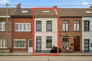Bent u op zoek naar een stijlvolle, instapklare woning waar hedendaags wooncomfort en een kwalitatieve afwerking hand in hand gaan? Dan is deze volledig gerenoveerde rijwoning, gunstig gelegen aan de rand van Lier op de verbindingsweg richting Berlaar, beslist een bezoek waard.<br /><br />Bij de renovatie werd veel aandacht besteed aan een tijdloze uitstraling, een praktische indeling en het gebruik van duurzame, kwaliteitsvolle materialen. De lichte leefruimtes en de moderne afwerking zorgen voor een aangename en warme woonbeleving.<br /><br />Via de gezellige inkomhal betreedt u de woning, die op het gelijkvloers beschikt over een sfeervolle leefruimte met een volledig geïntegreerde en uitstekend uitgeruste open keuken. Dankzij het grote schuifraam geniet de keuken van een overvloed aan natuurlijk licht en een mooi zicht op het terras, waardoor binnen en buiten naadloos in elkaar overvloeien. Verder bevindt zich op deze verdieping een apart gastentoilet.<br /><br />Op de eerste verdieping vindt u een ruime slaapkamer en een stijlvolle badkamer, uitgerust met een inloopdouche, toilet en een praktische washoek met plaats voor een wasmachine en droogkast.<br /><br />De zolderverdieping werd eveneens ingericht en biedt plaats aan een tweede, volwaardige slaapkamer, ideaal als master bedroom, kinderkamer of thuiskantoor.<br /><br />Buiten beschikt de woning over een gezellig terras waar u in alle rust van het buitenleven kunt genieten. De achterliggende tuin behoort niet tot de eigendom, maar kan desgewenst gehuurd worden, wat een extra troef vormt voor liefhebbers van groen.<br /><br />Bent u op zoek naar een moderne woning met karakter en een uitstekende bereikbaarheid? Contacteer ons dan snel voor een bezoek en ontdek zelf de vele troeven van deze prachtige eigendom.<br />Bekijk nu reeds de foto's op onze website www.dplusvastgoed.be<br />Voor meer informatie bel ons via GSM 0475 59 90 00 of mail ons via yves@dplusvastgoed.be