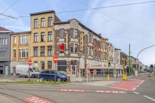 Dit te renoveren handelspand op een goede commerciële ligging biedt tal van mogelijkheden.<br /><br />Op de gelijkvloerse verdieping (140m²) bevond zich voorheen het restaurant, de keuken en een mooi groot overdekt buitenterras.<br /><br />De eerste verdieping (115m²) bevond zich de verbruikszaal en het sanitair.<br /><br />De tweede verdieping bestaat uit een te renoveren appartement met een oppervlakte van 90m².<br /><br />Heel het handelspand is onderkelderd.<br /><br />Stedenbouwkundige inlichtingen zijn in aanvraag.<br /><br />Voor meer info of een bezoek ter plaatse kan u vrijblijvend contact opnemen met Philip op het nr.: 0476/999.029 of philip@reds.be