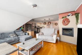 <p>Te koop: zeer ruim appartement in de Vlaanderenstraat, centraal gelegen in het hart van Nieuwpoort, op korte afstand van winkels, horeca en openbaar vervoer.</p>

<p> </p>

<p>Dit appartement (bouwjaar 1999) biedt een royale leefruimte en een praktische indeling. Dankzij de centrale ligging geniet u van alle voorzieningen binnen handbereik. Bovendien is er een unieke optie tot aankoop van een 3-dubbele garage in de residentie – ideaal voor wie extra parkeerruimte zoekt.</p>

<p> </p>

<p>Belangrijkste ruimtes:<br />• Living met veel lichtinval en toegang tot het terras<br />• Keuken met functionele indeling<br />• Twee slaapkamers, beide comfortabel en rustig gelegen<br />• Badkamer met ligbad en wastafel<br />• Apart toilet<br />• Berging voor extra opslag<br />• Inkomhal die de verschillende ruimtes verbindt<br />• Terras voor buitenmomenten</p>

<p> </p>

<p>Troeven:<br />• Zeer ruim appartement<br />• Optie tot aankoop 3-dubbele garage in residentie<br />• Centrale ligging nabij winkels en openbaar vervoer</p>

<p> </p>

<p>Neem vandaag nog contact op met uw ERA-makelaar voor een bezoek.<br />058 222 222 of op gert@eraservimo.be</p>

<p> </p>

<p>JOUW DROOMAPPARTEMENT. ZO GEVONDEN!</p>