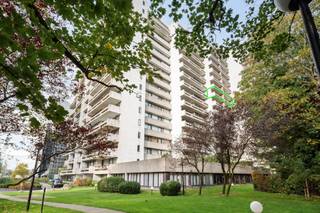 Dit appartement is gelegen in “Residentie Hertogenpark”.<br /><br />Bij het binnenkomen in het appartement heb je een ruime inkomhal die een stijlvolle eerste indruk maakt. Aan de linkerzijde is er een vestiairekast, perfect om jassen en schoenen op te bergen. Rechts bevindt zich eveneens een gastentoilet met handenwasser en een ruime berging / wasplaats.<br /><br />Als je verder loopt, kom je in de woon- en eetkamer met open keuken van maar liefst 62m². De ruimte is overweldigend licht dankzij de grote ramen die uitkijken op het terras, gericht op het oosten. De open keuken sluit naadloos aan op de woonkamer. Het is recente, moderne, volledig hyperuitgeruste keuken met ingebouwde koelkast, oven én combi-oven, inductiekookplaat, SenseCook touchcontrole, vaatwasser, enz… . Zowel de keuken en de achterwand als het eiland zijn volledig bekleed met een luxe werkblad in Dekton.<br /><br />Als je door de nachthal loopt, bereik je de eerste logeerkamer van 5,28m x 2,20m met aansluitend een volledig uitgeruste douchekamer.<br />De hoofdslaapkamer is 4,24m x 3,40m met aansluitend een dressingruimte (met 2 ingemaakte kasten van 4 deuren elk). De ensuite badkamer is luxe ten top, met een grote inloopdouche, prachtig lavabomeubel met moderne spiegel, privatieve toilet, stijlvolle sierradiator met handdoekdroger. Deze badkamer is half 2025 volledig nieuw geplaatst!!<br /><br />Tenslotte, op niveau -1 vind je een ruime kelder +/-9m², <u>welke is inbegrepen in de verkoopprijs.</u><br /><br />Ondergrondse autostaanplaats kan men aankopen aan € 25.000,-.<br /><br />In 2013 zijn er overal <strong>nieuwe akoestische ramen geplaatst met schuif-vliegenramen. Vandaar het gunstig EPC 85 = A !!</strong><br /><br />Door de bouwwijze (dikke betonnen muren, plafond en vloeren) en de ligging ervaar je binnen in het appartement een totale stilte en rust. Het terras geeft een prachtig uitzicht, met zowel de toppen van de bomen als vergezicht over de bomen. Toch is het terras voldoende afgeschermd opdat er nauwelijks wind waait. Voor de hoogte is het voor een groot deel van het jaar aangenaam toeven op het terras.<br /><br />Overal in het appartement ligt een doorlopende parketvloer, behalve in de inkomhal, waar marmer ligt en in de badkamers en de keuken waar gekozen is voor onderhoudsvriendelijke materialen. Een prachtig zwart gefumeerde glazen deur met aluminium profiel tussen de dressingruimte en de badkamer welke de ruimte een elegantie en luxueuze touch geeft aan het geheel.<br /><strong>Dit instapklare appartement is werkelijk een parel</strong>.<br /><br /><strong><u>Woordje uitleg over deze unieke Residentie:</u></strong><br /><strong><em>Residentie ‘Hertogenpark’</em></strong><em> of hoe wonen resideren wordt!<br /><strong>Op 100 meter van de Jan Van Rijswijcklaan en in de Markgravebuurt bevindt zich deze hoogstaande Residentie ‘Hertogenpark’. Wonen met een hotelgevoel is hier de standaard. De royale inkomhal, die trouwens volledig vernieuwd werd maakt dit al van bij het binnenkomen van het gebouw duidelijk. Het gemeenschappelijke binnenzwembad en de aansluitende saunaruimte zorgen voor ontspanning, net als de lounge waar geregeld exposities en kleinschalige concerten plaatsvinden voor de liefhebbers. Eveneens is er in de ondergrondse garage een ruime wasplaats voor de wagen! Ook het comfort van 2 conciërges is niet te onderschatten. <br />Ook is hier in het gebouw een ruimte voorzien om pakjes te laten afleveren. Kortom, het gebouw wordt tot in de puntjes verzorgd en het afval wordt op elke verdieping gesorteerd en verzameld. De mobiliteit is bovendien ideaal: vlakbij de invalswegen om vlot in en uit de stad te rijden, op wandelafstand van openbaar vervoer en met allerlei winkels op enkele stappen van het appartement.<br />De veiligheid, orde en netheid welke door de 2 conciërges dagelijks wordt opgevolgd zorgen voor een rustige, sfeervolle en aangename bewoning. De beveiligde ondergrondse parkings en de grote terrassen geven een perfecte samensmelting van luxe en comfort. Mensen die niet de zorg van een villa willen, maar wel de geborgen luxe van een residentieel appartement, vinden in de Residentie precies wat ze zoeken.</strong></em><br /><br /><br />