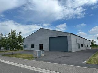 Bent u op zoek naar een ruime en functionele loods voor uw onderneming? Deze eigendom aan de 1ste Jagersstraat 3 te Westrozebeke biedt alles wat...