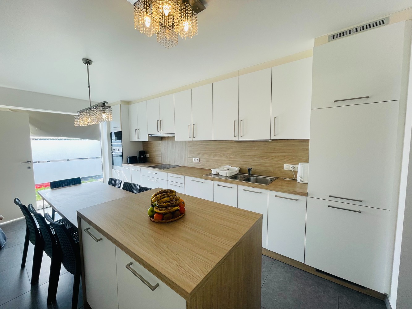 Waardamme , rustige residentiële ligging , RECENT gebouwde LICHTRIJKE ENERGIEZUINIGE woning met 4 SLAAPKAMERS, omheinde TUIN, OPRIT EN GARAGE. - foto 3