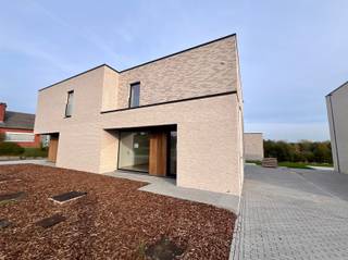 <p><span>Situated on a nature reserve, near the village center of rural Korbeek-Dijle and with a perfect connection to both Leuven and Brussels and other connecting roads, we are honored to offer for sale this modern and timeless new construction project. </span></p><p><span>This contemporary and energy efficient new construction project has been realized by a renowned construction company and concerns 6 semi-detached houses and 1 open house. <br />This newly built house with a facade width of 9 m is situated on a plot of 287 m² and has a living area of 165 m². In a modern and timeless architectural style, this home is finished to a high standard and equipped with all modern living comforts, being underfloor heating throughout, heat pump, solar panels and so much more. This energy efficient property comprises on the ground floor an entrance hall, a guest toilet, a practical storage room, a spacious living room with adjacent dining area with open kitchen which provides access to the garden with terrace of 19 m² where it is lovely to relax. The second floor comprises a bathroom, a separate toilet, a technical storage room and 3 bedrooms. </span></p><p><span>In short, a real opportunity for people who want to live energy efficiently, timelessly, luxuriously and comfortably surrounded by the peace and greenery of the Dyle valley. A unique opportunity! </span></p><p><span> </span></p>