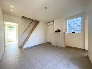 <strong>Geluwe - Instapklare halfopen woning in het centrum van Geluwe palend aan stadspark.</strong><br /><br />Op zoek naar een woning met karakter? Dan is deze instapklare woning zeker iets voor u!<br /><br /><strong>Indeling:</strong><br /><u>Gelijkvloers:</u> woonkamer, eetplaats, keuken, badkamer en tuin<br /><u>1ste verdieping:</u> 2 slaapkamers<br /><u>Zolder:</u> 3de slaapkamer<br />Droge kelder<br /><br /><strong>Troeven:</strong><br />+ Uitweg voor- en achteraan<br />+ Instapklaar<br />+ Zonnige tuin<br />+ Mogelijkheid tot bouwen van een dubbele garage<br />+ Rustige ligging<br />+ Palend aan stadspark<br />+ Zeer verzorgd
