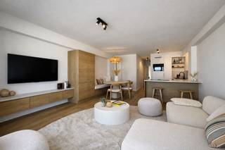 This fully renovated apartment on the Zeedijk was renewed with great care and attention to detail in 2024, with a focus on both aesthetics...