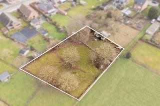 Perceel grond te koop in Geraardsbergen met een totale oppervlakte van 2216 m2 

Dit stuk omvat twee perceelnummers met volgende kadastrale leggers 

PERCEEL 1 
Perceelnummer:  A458 N2 
Kadastrale details:  Bouwland 
oppervlakte 645 

PERCEEL 2:
Perceelnummer:  A458 C 
Kadastrale details:  Bouwland 
oppervlakte 1571 m2 

Volgens gewest gelegen in "woonuitbreidingsgebied"
Geen overstromingsgevoelig gebied (label A) 
Toegang door erfdienstbaarheid via Hoge weg, naast huisnummer 196.
Omheind perceel, niet verpacht aan landbouwer

Percelen worden niet afzonderlijk verkocht 
Bieden kan vanaf 30.000 euro 

Voor bijkomende info ( VGI, kadaster, VIP, bodemattesten, ..)  
Bel Pieter Cardoen 04745 36 12 52 of mail pieter@cornelis-partners.be
