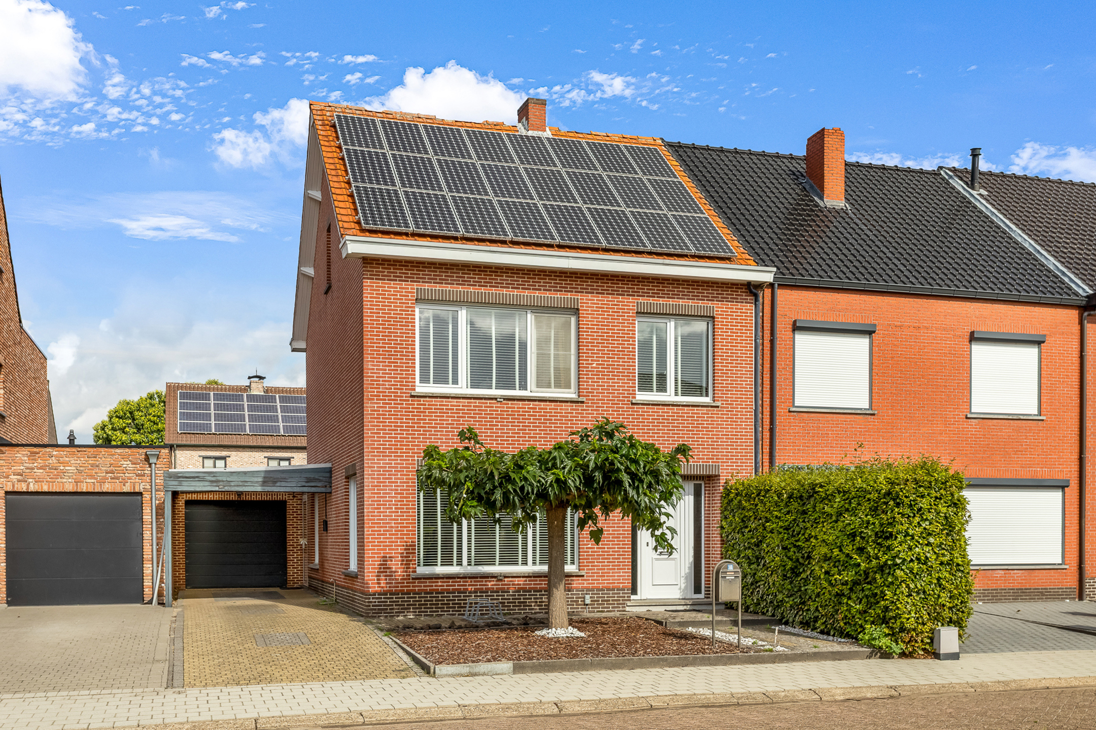 Stijlvol afgewerkte woning met 3 slaapkamers, aangelegde tuin en garage - foto 2