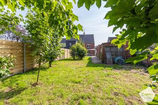 <u><strong>OPENDEURDAG OP ZATERDAG 4 JULI 2026 tussen 14u00 en 18u00 ( op afspraak)</strong></u><br /><br />U kunt een BOD uitbrengen op deze woning, rekening houdend met de AANVANGSPRIJS van <strong>€ 289.000,00</strong>, elk hoger BOD wordt voorgelegd aan de eigenaars die al dan niet kunnen ingaan op dit aanbod.<br /><br /><strong>Deze leuke charmante half-open woning </strong>op een <strong>toplocatie </strong>met veel ruimte en mogelijkheden bestaat uit mooie inkomhal met een lichtrijke woonkamer. Deze kan ook ingedeeld worden als eetkamer. Ingerichte keuken die functioneel is en met zicht op de tuin. Aan de keuken is er een handige wasplaats met een apart toilet en een rechtstreeks toegang tot het terras en de zonnige tuin. Op de eerste verdieping bevinden zich drie volwaardige slaapkamers waarvan twee ruime slaapkamers. De badkamer beschikt over een wastafel en een ligbad. De tweede verdieping biedt nog een extra slaapkamer de<strong> MASTERBEDROOM </strong>een nachthal en een handige dressing/ ingemaakte kasten. <strong>De aangename tuin </strong>is aangelegd. Er is een tuinberging en een<strong> GARAGE </strong>aanwezig. Ook een ruime oprit voor twee wagens. Er zijn bijna overal rolluiken en er zijn maar liefst <strong>23 zonnepanelen</strong> die nog tot 2031 recht geven op groenestroomcertificaten. <strong>Geen renovatieverplichting!</strong><br /><br /><u><strong>Gelijkvloers:</strong></u>
<ul>
<li>Inkom;</li>
<li>Lichtrijke woonkamer/eetkamer;</li>
<li><strong>Ingerichte keuken </strong>waar er ook ruimte is voor een eettafel;</li>
<li><strong>Wasplaats/Berging</strong> met rechtstreekse doorgang naar het terras/tuin;</li>
<li>Apart toilet;</li>
<li>Leuke aangelegde terras en tuin;</li>
<li>Tuinberging;</li>
<li>Garage;</li>
<li>Parking voor twee wagens.</li>
</ul>
<strong><u>Eerste verdieping:</u></strong>
<ul>
<li>3 mooie en ruime slaapkamers;</li>
<li>Badkamer met een ligbad, wastafel en een toilet;</li>
</ul>
<strong><u>Tweede verdieping:</u></strong>
<ul>
<li>Prachtige MASTERBEDROOM met ingemaakte kasten en een dressing;</li>
</ul>
<strong><u>Troeven:</u></strong>
<ul>
<li>Zeer ruime woning met veel mogelijkheden;</li>
<li>23 zonnepanelen;</li>
<li>Leuke en mooie tuin;</li>
<li>Nog enkele renovatiewerken maar geen renovatieverplichting!</li>
</ul>
Voor meer informatie of een bezoek aan deze leuke woning contacteer ons via:<strong> oostkamp@caenen.be</strong><br />