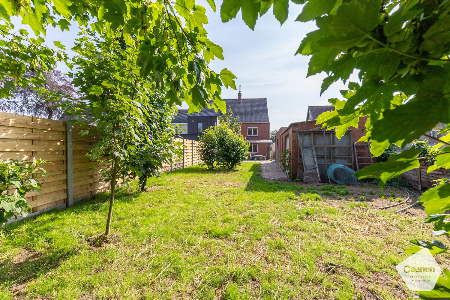 Leuke & lichtrijke charmante half-open woning met 4 slaapkamers, garage en leuke tuin! - foto 3