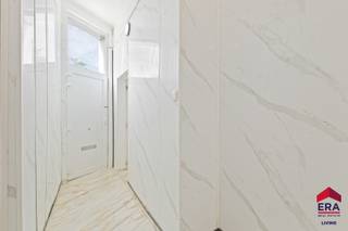 Te koop: instapklare woning in het centrum van Aalst, op het einde van de begeerde Sint-Annalaan. Deze karaktervolle woning combineert historische...