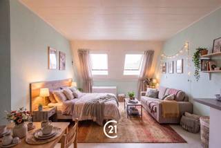 <p>Ce studio, situé dans la Rasphuisstraat, offre une excellente opportunité à la fois comme résidence propre et pour ceux qui recherchent un bien d'investissement intéressant.<br />Cette propriété est en fait actuellement louée.</p><p>Le studio dispose d'un espace de vie avec cuisine et d'une salle de bain avec douche à l'italienne et toilettes.</p><p>L'emplacement est sans aucun doute un atout majeur. Situé à une courte distance du centre de Gand, il est facilement accessible grâce à la proximité des principales voies d'accès et des transports en commun. En outre, les magasins, les restaurants, les établissements d'enseignement et les installations de loisirs sont facilement accessibles.</p><p>En bref, une opportunité idéale pour ceux qui recherchent une maison située au centre ou une propriété avec un potentiel locatif attrayant dans un quartier recherché.</p>