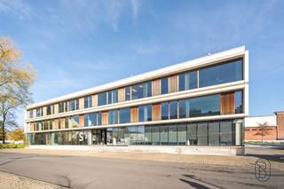 <p>Te koop: lichtrijke kantoren in het recente bedrijfscomplex ‘Z-Offices’ te Zwevegem<br /><br />In de Blokkestraat in Zwevegem, vlak bij de N391 en E17, vind je deze moderne kantoorruimte in het recente Z-Offices-complex.<br />Met 719 m² bewoonbare oppervlakte en 14 parkeerplaatsen voor de deur biedt dit pand een uitstekende mix van comfort, bereikbaarheid en representativiteit.<br /><br />Wat maakt dit pand uniek?<br />De kantoren zijn lichtrijk en afgewerkt met kwalitatieve tapijttegels, verlaagd plafond met verlichting en volledige klimaatregeling (airco, ventilatie, parlofonie).<br />Alles is voorzien voor een efficiënte en aangename werkomgeving.<br />Dankzij de centrale ligging nabij belangrijke invalswegen is dit de ideale uitvalsbasis voor klanten en medewerkers.<br /><br />Voor wie is dit ideaal?<br />Een instapklaar en representatief kantoor, perfect voor ondernemingen die willen investeren in een professionele werkplek met optimale bereikbaarheid en comfort.<br /><br />Te koop via Immo Beguin, jouw vastgoedexpert sinds 2009. <br />Met kantoren in Ronse, Waregem, Kortrijk, Deinze, Doornik en Lessines.</p>