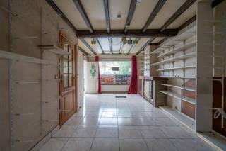  Deze woning is ideaal voor wie een combinatie zoekt van wonen en eventueel werken op een goed bereikbare locatie.<br /><br />Het gelijkvloers deed vroeger dienst als buurtwinkel, waardoor de indeling praktisch en open is opgezet. De ligging aan een drukke invalsweg vlak bij meerdere scholen zorgt bovendien voor een sterke visibiliteit.<br /><br />Via de inkomhal kom je binnen in de leefruimte met aansluitend een aparte keuken en een eetgedeelte. Op het gelijkvloers is ook een eerste badkamer aanwezig.<br /><br />Op de eerste verdieping bevinden zich twee volwaardige slaapkamers. Op de bovenste verdieping hebben we een derde slaapkamer met kitchenette en ook een tweede badkamer. <br /><br />Achteraan de woning ligt een rustig terras, perfect als buitenruimte om te ontspannen.<br /><br />Daarnaast is er een kelderberging voor extra opbergruimte en een private oprit voor de woning. <br /><br />Interesse in deze woning? <br />Neem contact op met Simon via 0471 547 642 - simon@dekeyser.immo of <br />Matthis via 0477 804 350 - matthis@dekeyser.immo